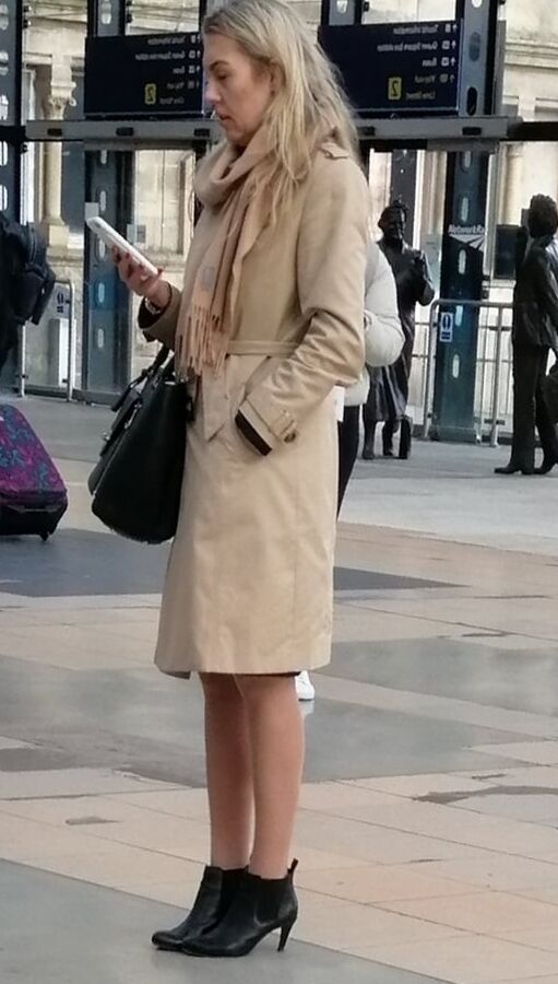Street Pantyhose - Liverpool MILF at the Station