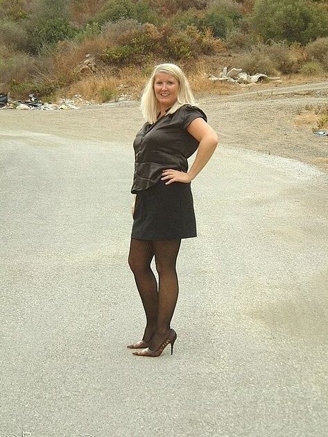 Street Pantyhose - Liverpool MILF at the Station