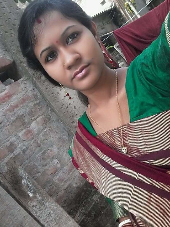 Bengali Girl from Pabna nude show