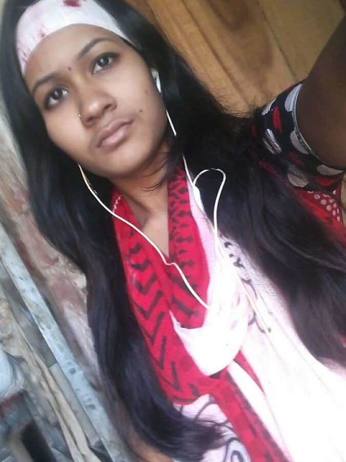 Bengali Girl from Pabna nude show