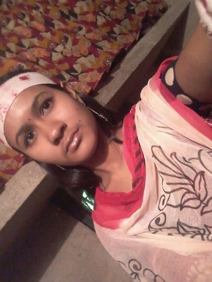 Bengali Girl from Pabna nude show