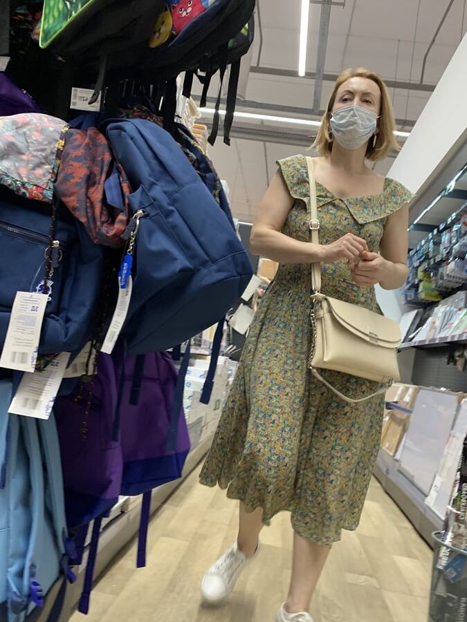 Upskirt mature in mall