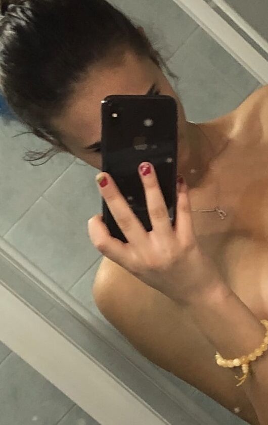 Super Hot Girl friend leaked selfies