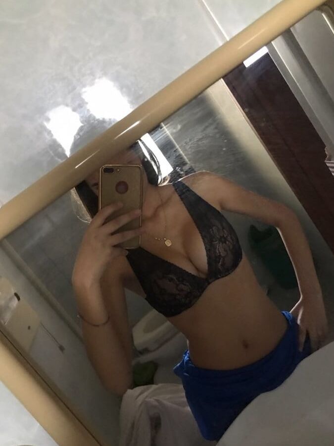 Super Hot Girl friend leaked selfies