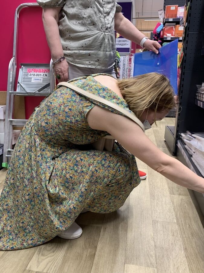 Upskirt mature in mall