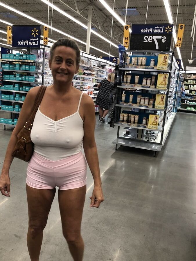 Leslie Walmart posing cellulite saggy tits long nipples
