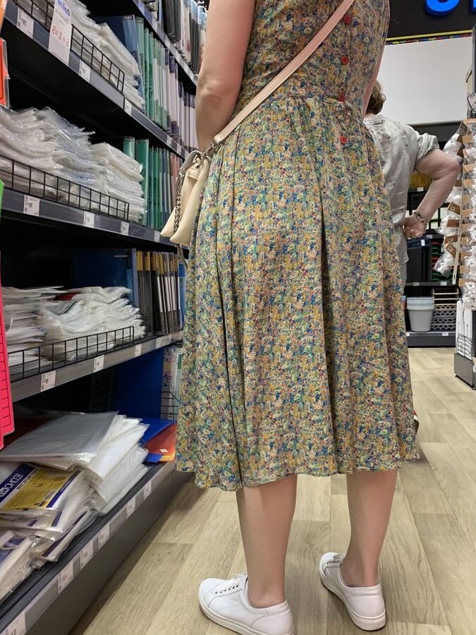 Upskirt mature in mall