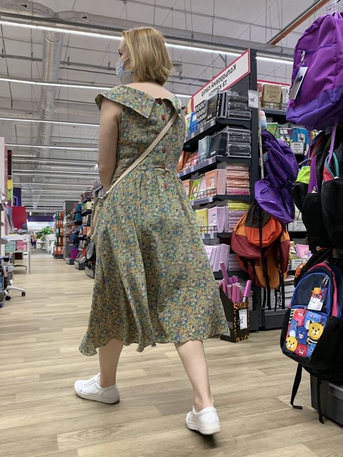 Upskirt mature in mall