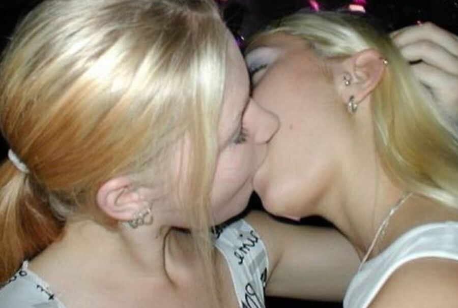 Hot Girls Kiss Each Other