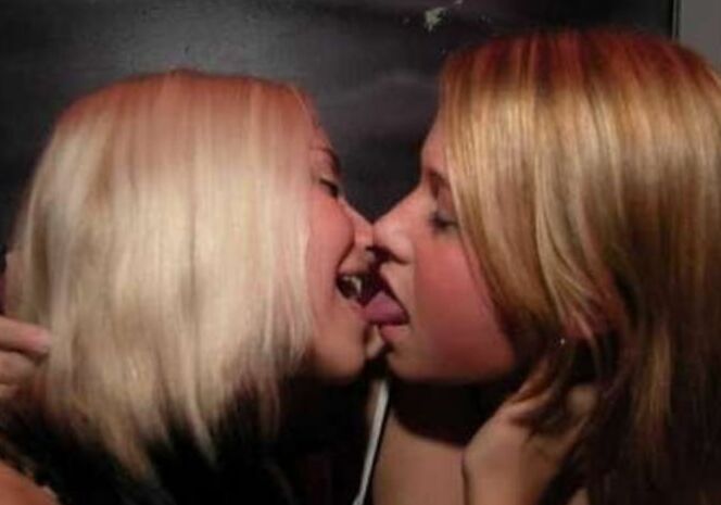 Hot Girls Kiss Each Other