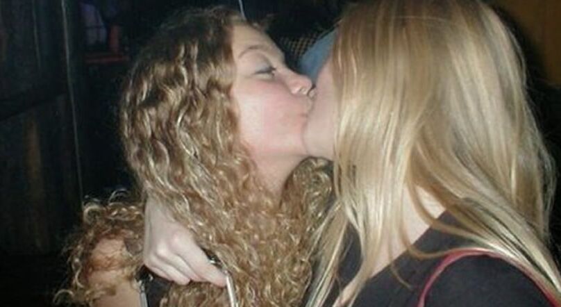 Hot Girls Kiss Each Other