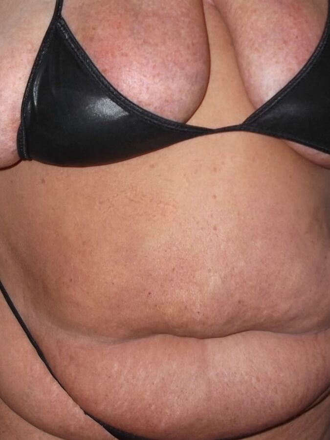 GEILE FICKNUTTE MIT RIESENEUTERN UND RASSIERTE FICKFOTZE