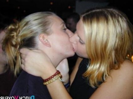 Hot Girls Kiss Each Other