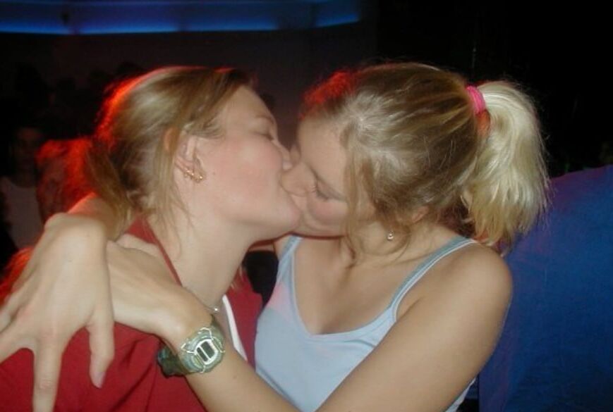 Hot Girls Kiss Each Other