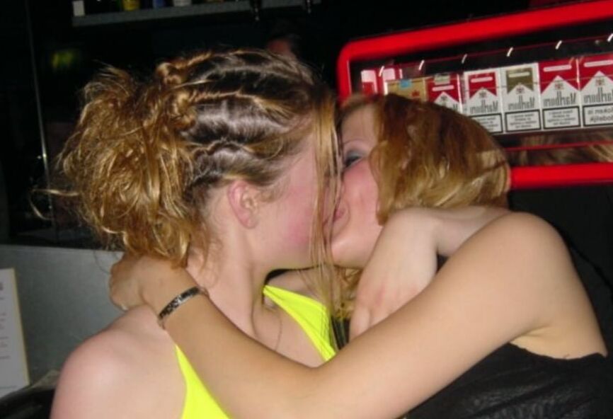 Hot Girls Kiss Each Other