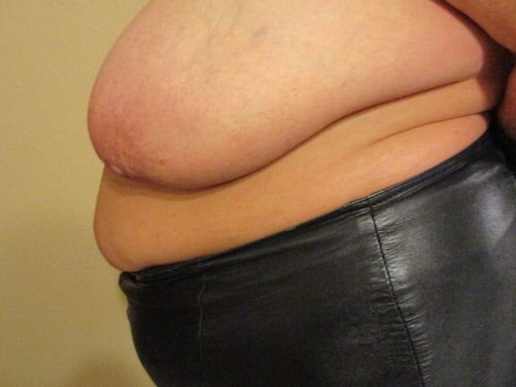 GEILE FICKNUTTE MIT RIESENEUTERN UND RASSIERTE FICKFOTZE