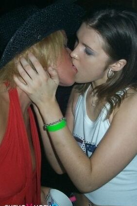 Hot Girls Kiss Each Other