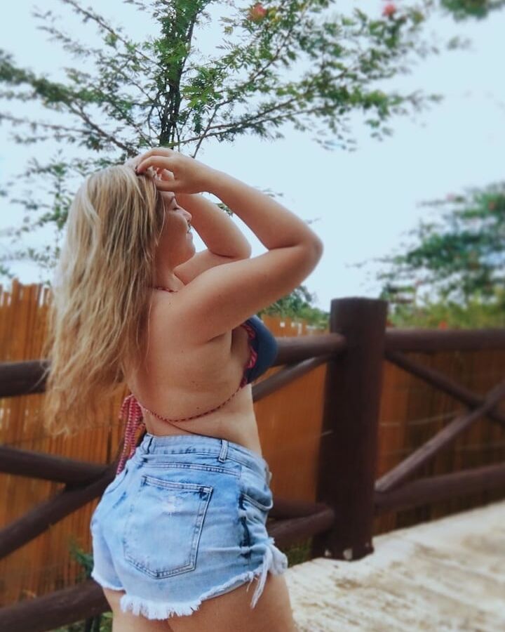 Gordinha branca peituda
