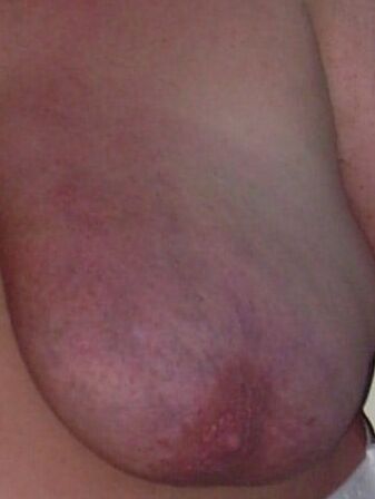 GEILE FICKNUTTE MIT RIESENEUTERN UND RASSIERTE FICKFOTZE