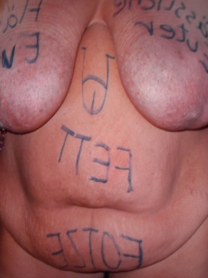GEILE FICKNUTTE MIT RIESENEUTERN UND RASSIERTE FICKFOTZE