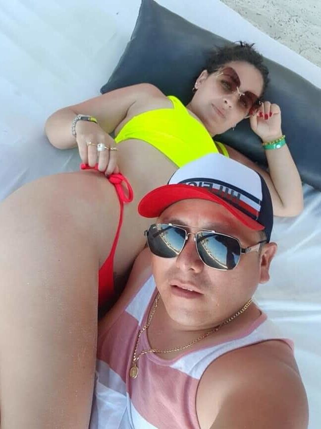 Corno sharing wife esposa mini bikini calentando en la playa