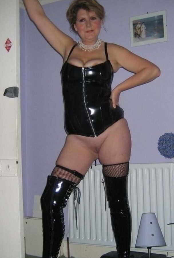 Granny in Pvc lingeri
