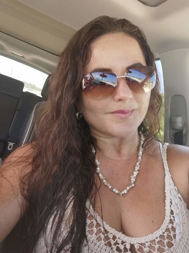 Corno sharing wife esposa mini bikini calentando en la playa