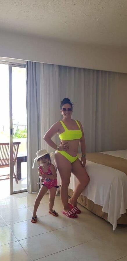 Corno sharing wife esposa mini bikini calentando en la playa