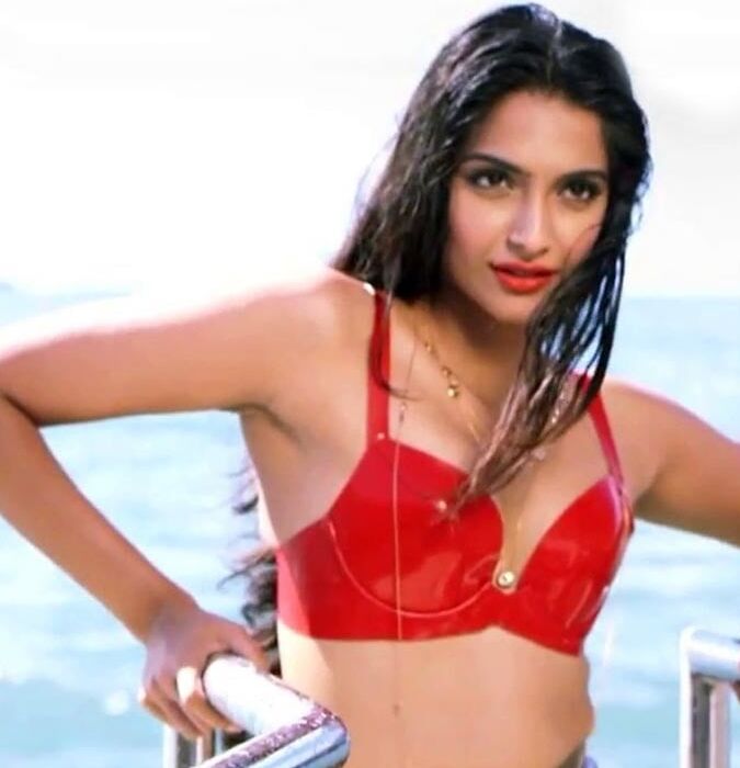 Sonam kapoor sexy bitch