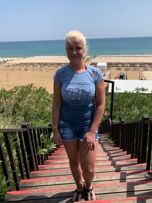Hot Dutch amateur Laura in bikini and more