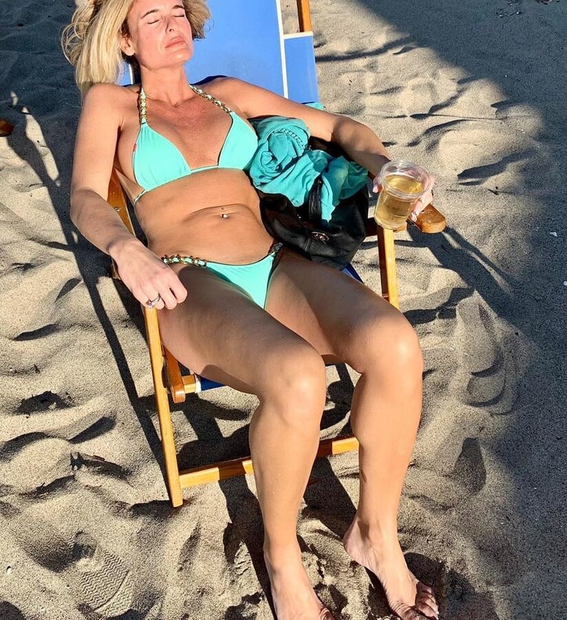 Hot amateur mature mom in hot bikini