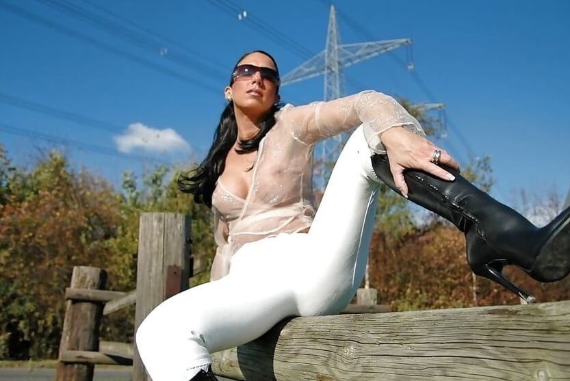 Equestrian Milf Posing In Her Skintight Jodhpurs
