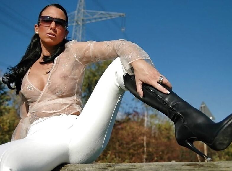 Equestrian Milf Posing In Her Skintight Jodhpurs