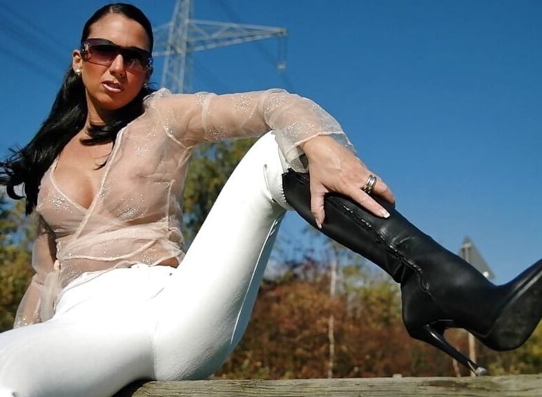 Equestrian Milf Posing In Her Skintight Jodhpurs