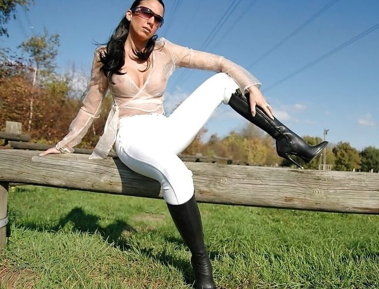 Equestrian Milf Posing In Her Skintight Jodhpurs