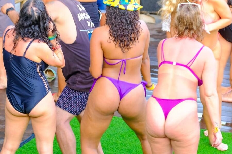 Pool party ()