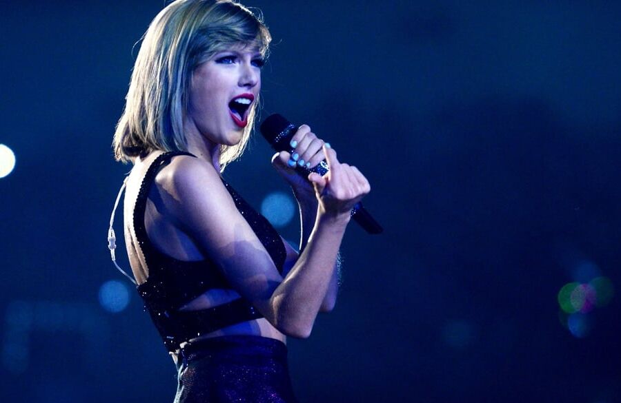 Taylor - Sexy on Stage
