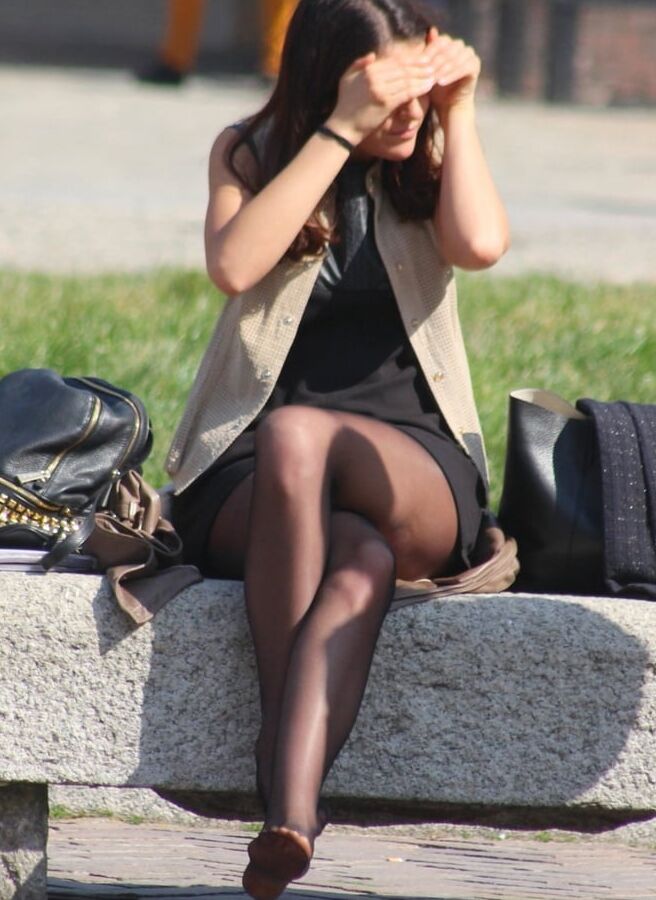 Street Pantyhose - Italian Girl in Black Pantyhose