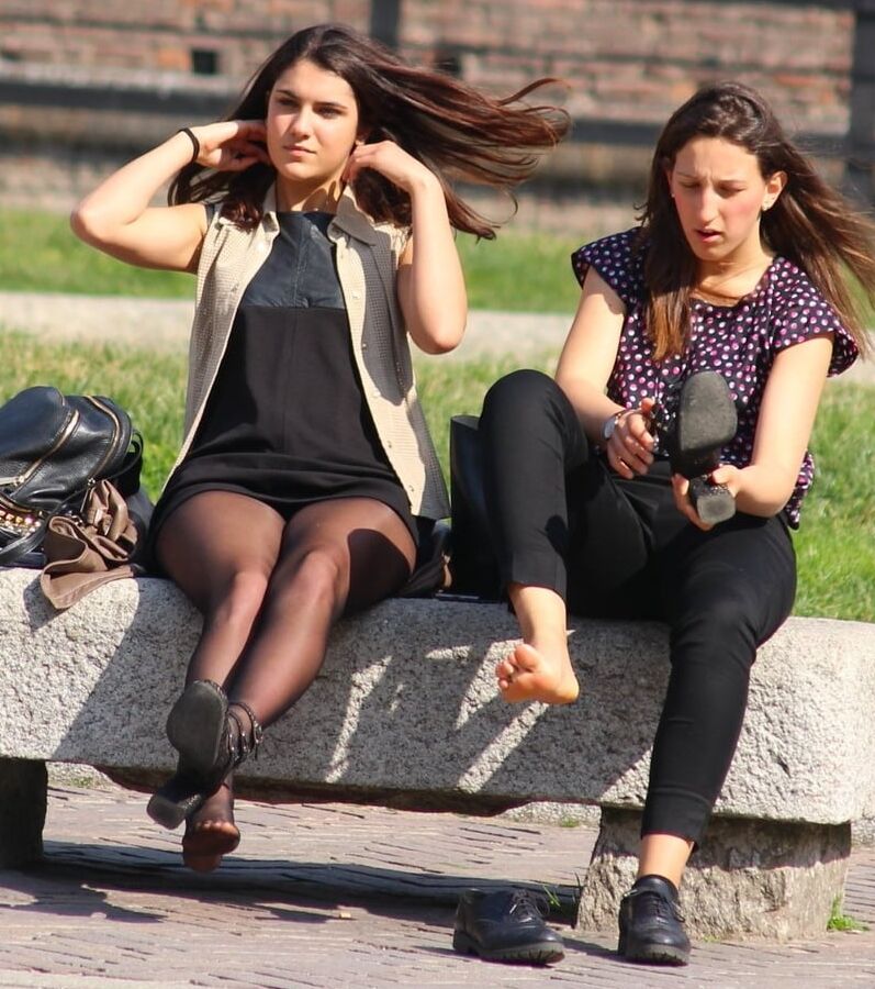 Street Pantyhose - Italian Girl in Black Pantyhose