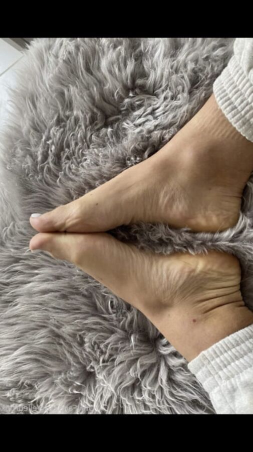 Elle Brooke feet