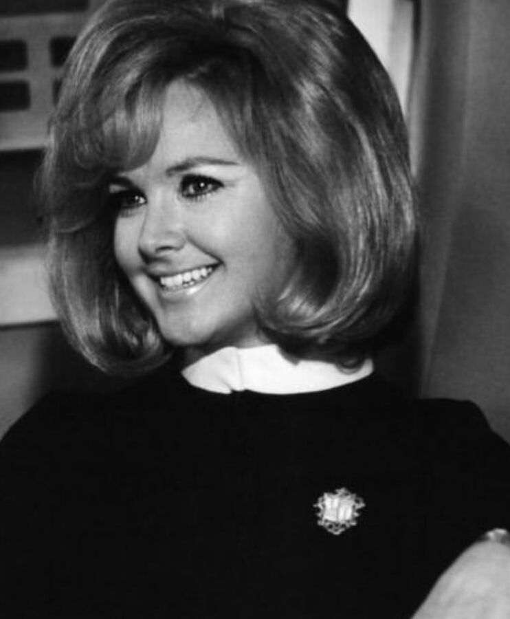 Wanda Ventham , so stunning in her prime