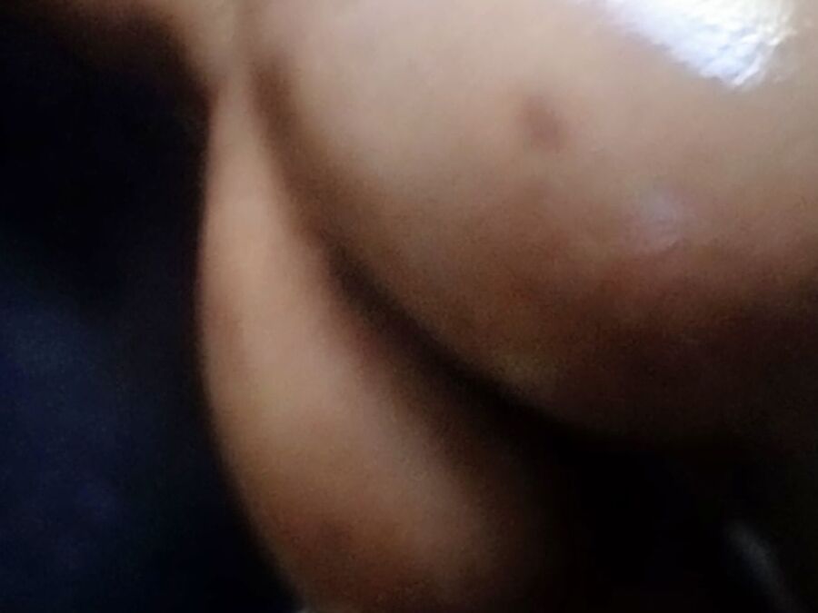 husband cdzinha in bed in shorts, wanting stick