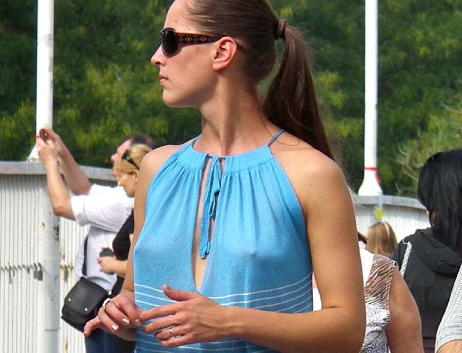 braless