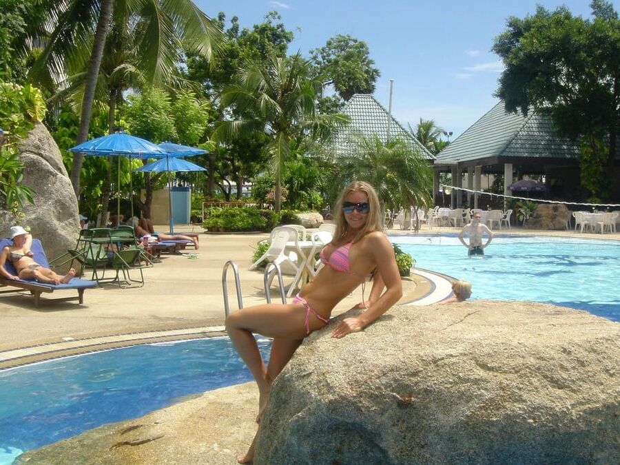 Femme magnifique aux gros seins pose nue en vacances