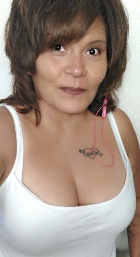 Horny Facebook mom Lene Chvz needs cum on her tits