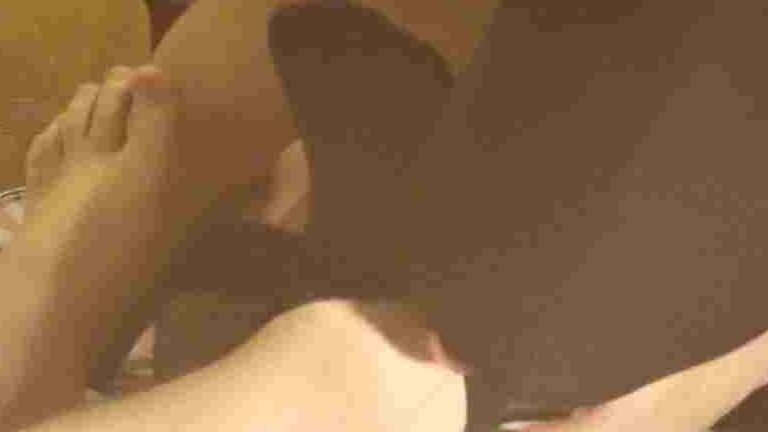 Il mio slave lecca i piedi al mio amante