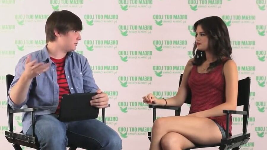 SELENA GOMEZ AND HER FUCKING HOT LEGS !!!