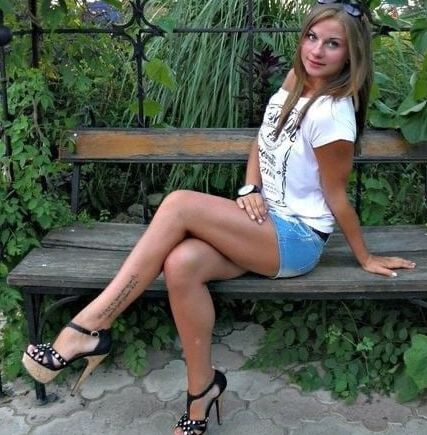 hot chicks on benches