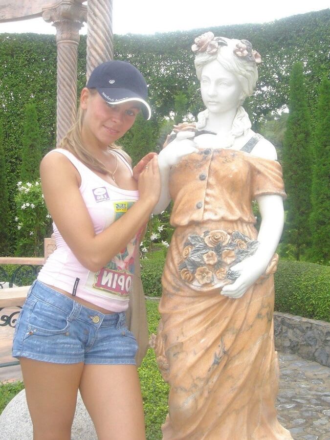 Femme magnifique aux gros seins pose nue en vacances
