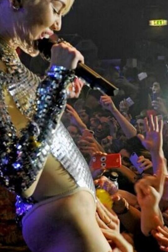Celeb bitch Miley Cyrus